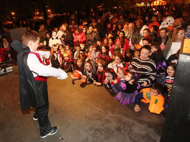 Logroño. Los niños se lo pasaron de 'miedo' con los sustos, los trucos y los tratos de Halloween. ::/JUAN MARÍN