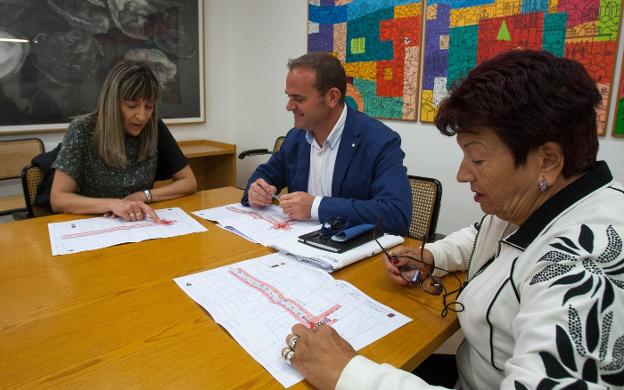 Francisco Iglesias, con dos vecinas de la zona viendo los planos del proyecto. :: díaz uriel/