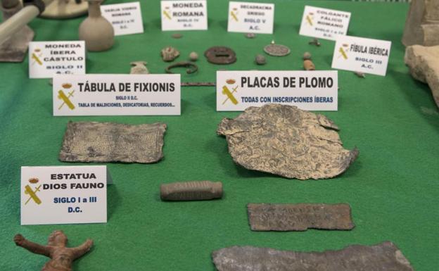 Parte de las 748 piezas de gran valor de época íbera, romana y griega que la Guardia Civil ha recuperado./Efe