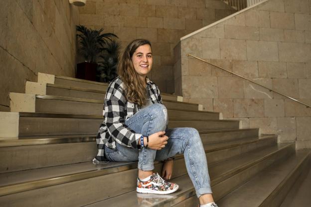 Marina Blanco, ayer, en las escaleras del Ayuntamiento de Logroño tras la asamblea. :: justo rodríguez
/