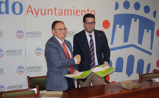 Ruiz-Alejos /iz) y Javier García sellan el acuerdo. /C. COMERCIO