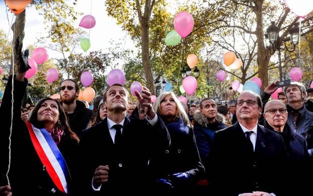La alcaldesa de París, Anne Hidalgo, Macron y Hollande, en un acto por las víctimas de Bataclan. :: afp/