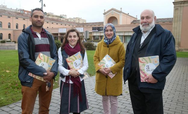 Representantes de la comunidad musulmana, el pasado día 6, ante Educación, reclamando que la Consejería imparta Islam en todos los niveles. / JUAN MARÍN