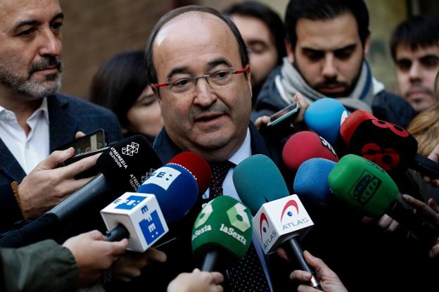 El líder del PSC, Miquel Iceta, atiende a los periodistas ayer en Barcelona. :: PAU BARRENA / afp/