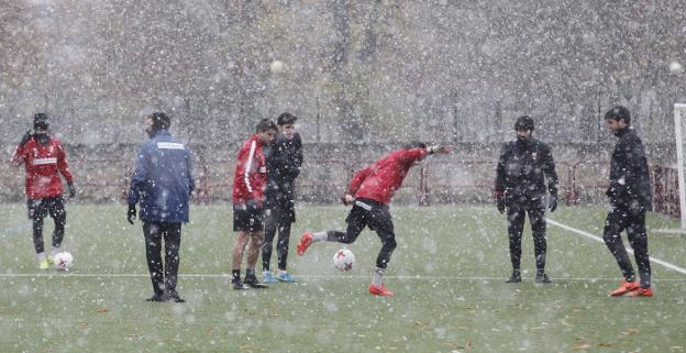 La primera nevada de la
temporada cogió a los
jugadores de la UD Logroñés
entrenándose en las
instalaciones del Mundial'82.
:: justo rodríguez/