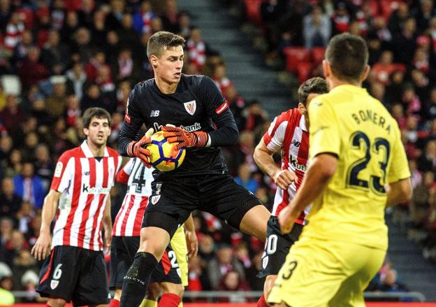 Kepa se hace con el balón en
uno de sus últimos partidos
en San Mamés. :: efe/