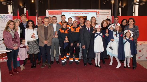 Celebración, ayer, del Día del Voluntario de Cruz Roja. :: díaz urielCruz Roja en La Rioja celebró ayer el Día internacional del Voluntariado de esta entidad. Como es tradicional, durante el acto se entregaron los reconocimientos a voluntarios e instituciones que han destacado por el apoyo a esta organización sin ánimo de lucro que cuenta en esta comunidad autónoma con más de 2.000 voluntarios. Al acto asistieron en representación del Gobierno los consejeros de Presidencia, Begoña Martínez Arregui, y Políticas Sociales, Conrado Escobar./