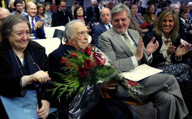 Sánchez Ferlosio (c), junto a Méndez de Vigo (d.)./EFE