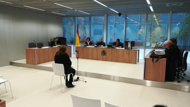 La acusada, poco antes del inicio de la vista en la sala de la Audiencia Provincial. :: l.r./