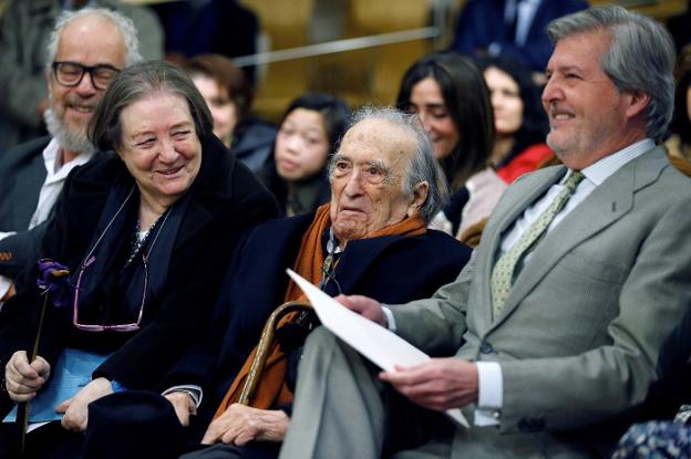 El escritor Rafael Sánchez Ferlosio, durante el homenaje, entre su mujer, Demetria Chamorro, y el ministro Méndez de Vigo. :: mariscal / Efe/