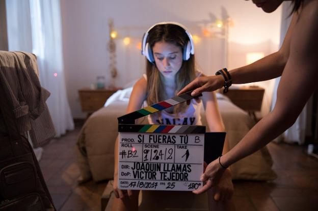 María Pedraza se dispone a rodar una escena de la serie, dirigida a un público juvenil acostumbrado a consumir televisión a través de internet. / TVE