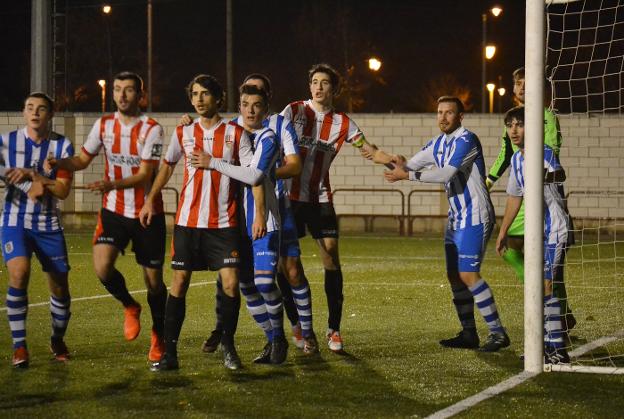 Jugadores de ambos equipos esperan en el área visitante en un saque de esquina en el primer tiempo. :: /Sergio Martínez