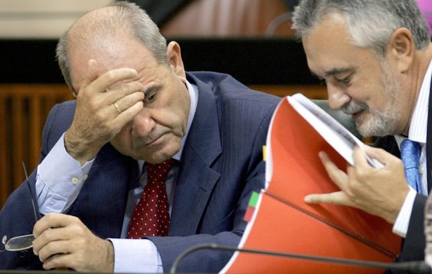 Chaves y Griñán, en 2005, durante el pleno que debatía los presupuestos de la Junta. :: chema moya / efe/