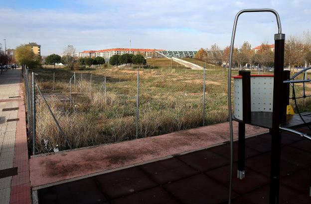 Parcela que falta por urbanizar en el sector y que demanda el barrio. :: /Juan Marín