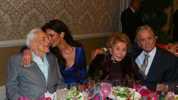 Kirk Douglas, C. Zeta-Jones, Anne Buydens y M. Douglas. :: gtres/