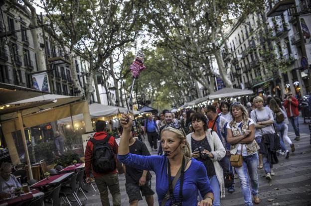 Una guía señala el camino a un grupo de turistas en la siempre masificada Rambla de Barcelona. :: ignacio pérez
/