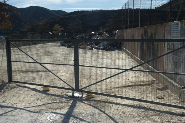 Punto de recogida de voluminosos, junto al campo de fútbol. :: /Sanda Sáinz
