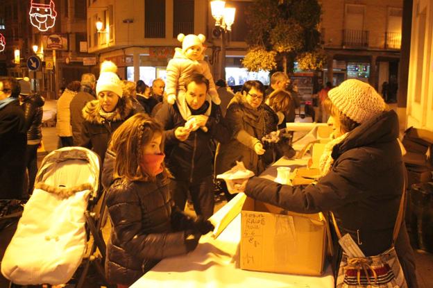 Con ambiente festivo, la tradición pasó de generación en generación en los repartos de patatas asadas como en la plaza de Vico. :: /Ernesto Pascual