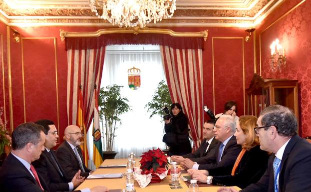 Reunión en el Palacete entre la Administración riojana y miembros de la Fundación Amancio Ortega. /GOB. RIOJA