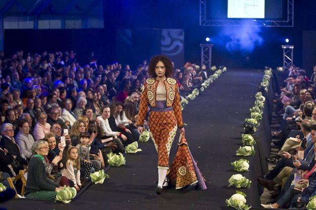 Traje de torero con verduras del desfile del año pasado. :: justo Rodríguez. /