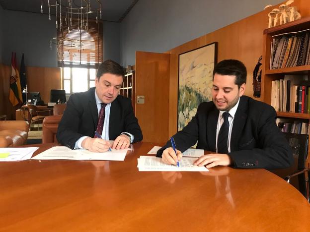 Alberto Galiana y Javier García suscribieron ayer el convenio. :: A.A.
/