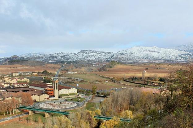 El barrio de La Estación de Haro, con Sierra Cantabria nevada al fondo. :: /Diego Marín A.