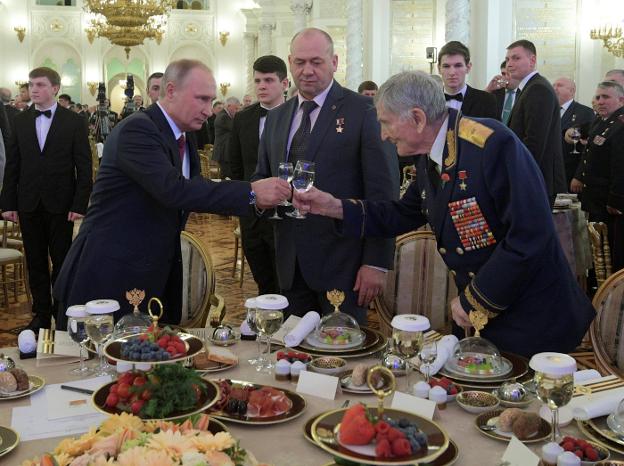 Homenaje . Putin brinda en el Kremlin con un veterano de la II Guerra Mundial en el Día de los Héroes de la Patria. :: Alexéi Druzhinin / REUTERS /