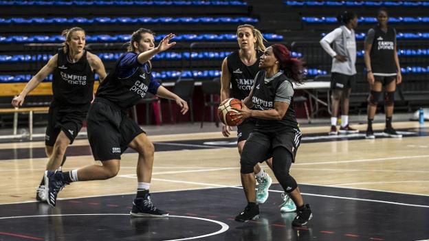 Las jugadoras del Promete, con Temeka Johnson, durante un entrenamiento. :: justo rodríguez/