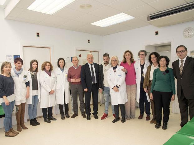 Ceniceros, Martín y Acitores, con el equipo de profesionales del centro de salud de Lardero y el joven que defendió a las agredidas. :: G.r./