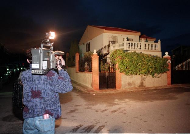 En el patio de este chalé de Cúllar Vega fue asesinada. :: r. c./