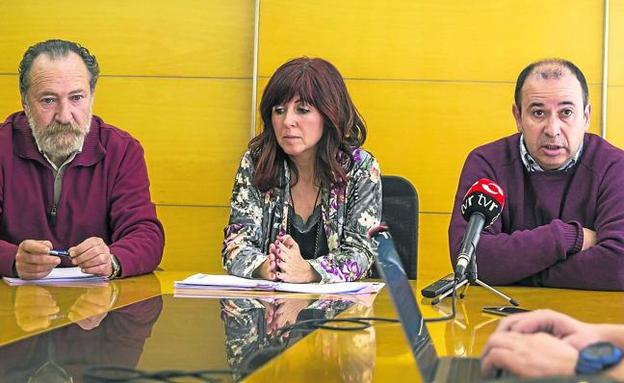 En el centro, la alcaldesa Ana Belén Martínez arropada por los portavoces de IU (izquierda) y Cs (derecha). :: /Justo Rodriguez