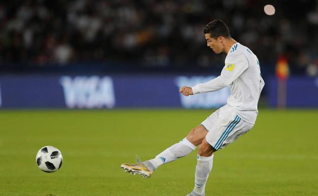 Cristiano ejecuta el libre directo del gol./Reuters