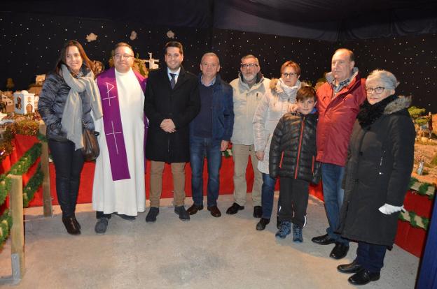 Foto de familia de los representantes de Amigos de Arnedo, el sacerdote y el alcalde en el belén. /Ernesto Pascual
