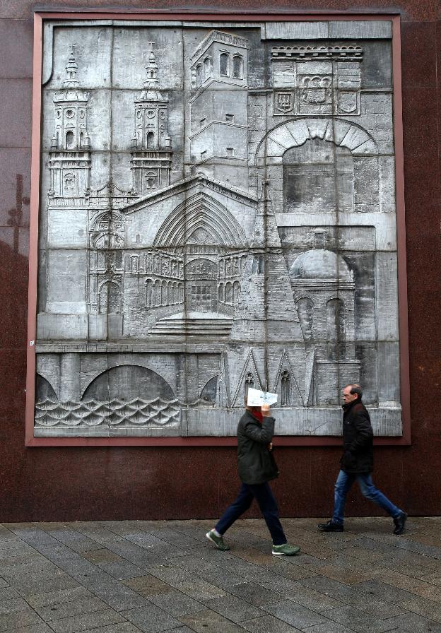 Relieve de Reyes y Cenzano en la esquina de San Antón con Gran Vía. /