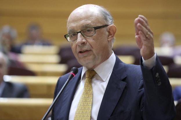 El ministro de Hacienda, Cristóbal Montoro, en el Senado. :: Kiko Huesca / efe/