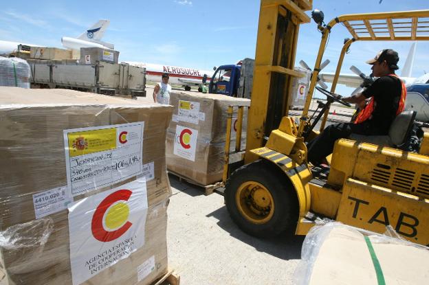 Un operario ayuda a descargar un avión con diez toneladas de material de emergencia en Bolivia. :: Juan Carlos Torrejón Ramirez / efe/