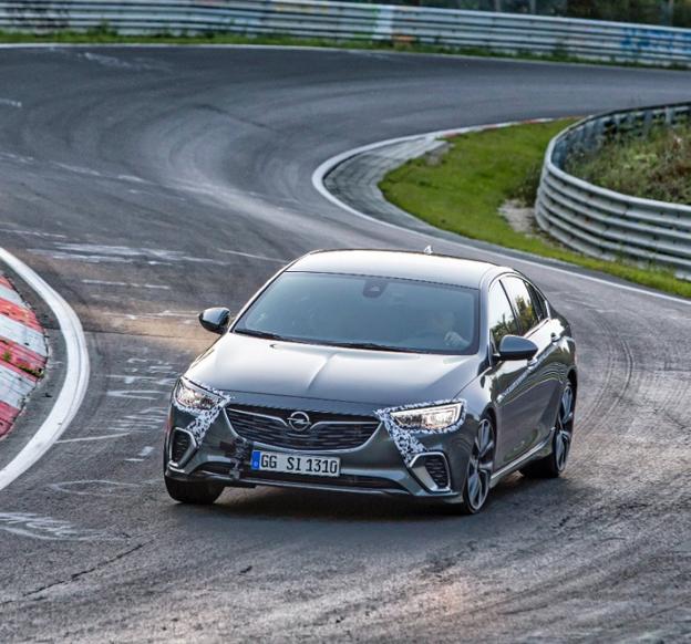 El Insignia GSi, durante las pruebas de velocidad de Nordschleife. :: L.R.m./
