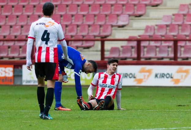 Iñigo Zubiri queda sentado sobre el césped. :: fernando díaz/