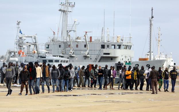 Una hornada de inmigrantes ilegales llega a una base naval en Trípoli después de haber sido rescatados en las costas de Garabulli. :: Mahmud TURKIA / afp/