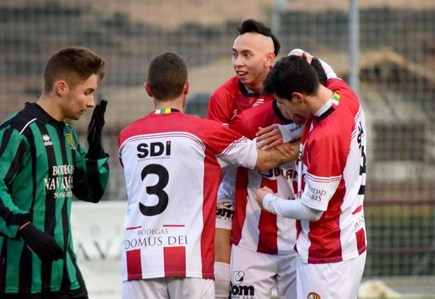 Los jugadores de la Sociedad Deportiva Logroñés celebran uno de sus goles de ayer en Navarrete. :: /Miguel Herreros