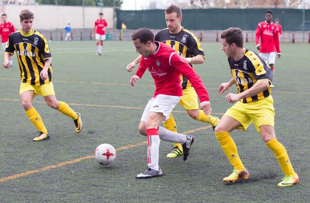 Darío avanza con el balón ante Javi Sanz y Santi. :: /Sonia Tercero
