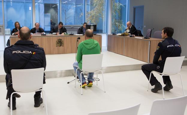 El acusado, ayer, en la sala de vistas de la Audiencia. :: sonia tercero/