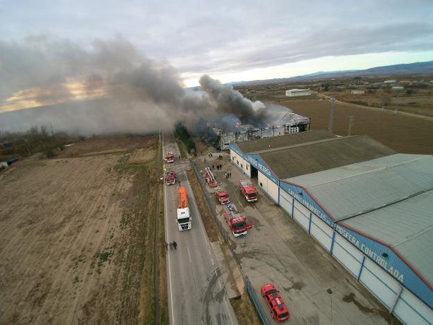 Dotaciones de bomberos de se afanaron en evitar que el fuego saltará a la nave principal. :: Usarralde designs/