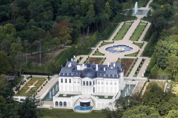 El príncipe saudí Mohamed bin Salman (arriba) pagó 275 millones de euros por el flamante 'chateau'. :: R. C./