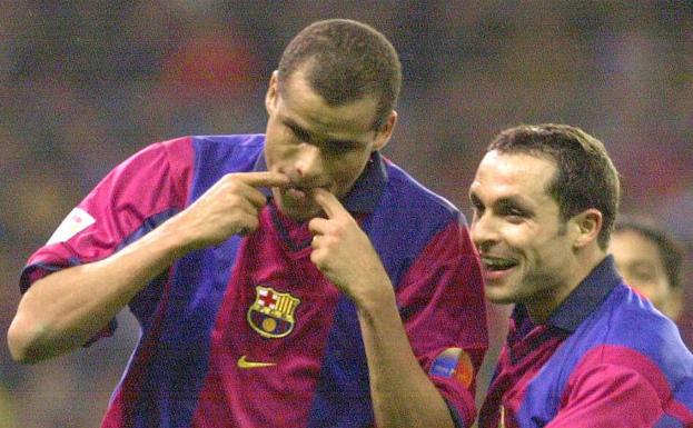 Rivaldo y Sergi, celebrando el segundo gol del brasileño en el clásico del Bernabéu de 2001./Efe