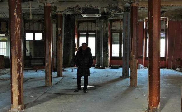 Carlos Gómez Capellán visita el local que ocuó el antiguo local hasta el pasado mes de febrero./Diego Marín A.