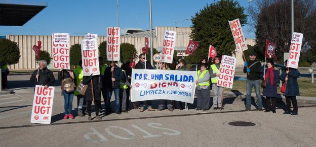 Concentración ayer de UGT-Rioja en apoyo a los trabajadores de limpieza y jardinería de la planta de Altadis/