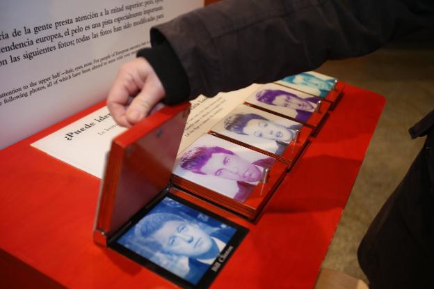 El tupé de Elvis Presley corona distintos rostros conocidos en uno de los módulos interactivos de la exposición. :: juan marín /