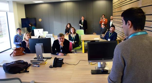 Foto de familia de los representantes del CircularLab, el Lab TCL y las empresas que participan en el laboratorio. :: /EFE