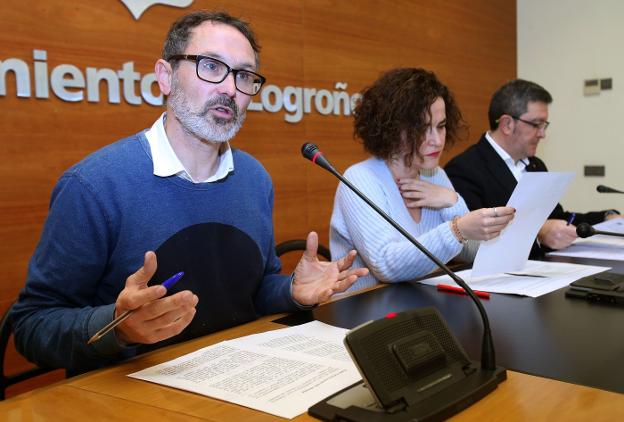 Rubén Antoñanzas (PR+), Beatriz Arraiz (PSOE) y Julián San Martín (Ciudadanos). :: juan marÍN
/